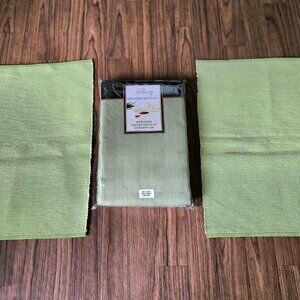 Green Tillary Microfiber Oblong Tablecloth & 2 Room Essentials Placemats